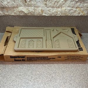 Pampered Chef Family Heritage Collection Gingerbread House Kit Stoneware #1800